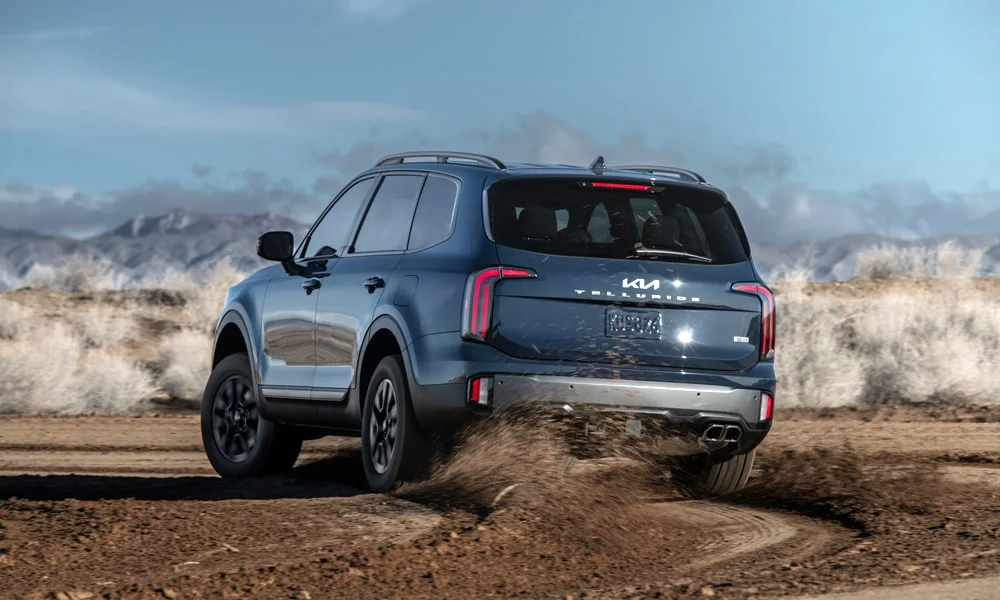 Фото KIA Telluride (2024) — вид сзади, фото 5. Графика фонарей, бампер и оформление пятой двери. Светодиодная полоса или раздельные секции — задняя оптика стала главным украшением кормы KIA Telluride (2024) — вид сзади, фото 5