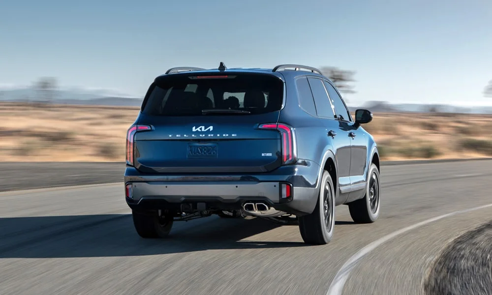 Фото KIA Telluride (2024) — вид сзади, фото 6. Линия крыши, стойки и задняя дверь в синем исполнении. Светодиодная полоса или раздельные секции — задняя оптика стала главным украшением кормы KIA Telluride (2024) — вид сзади, фото 6