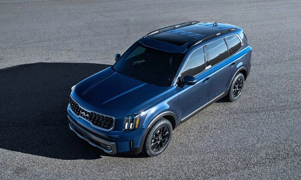 Фото KIA Telluride (2024) — крыша. Крыша сверху: остекление, рейлинги и антенна-плавник KIA Telluride (2024) — крыша