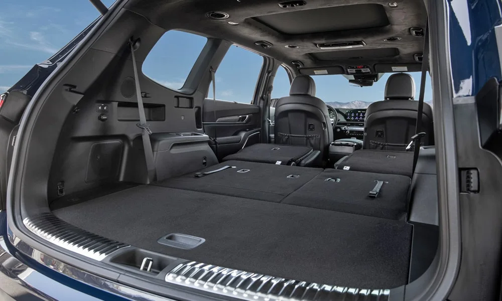 Фото KIA Telluride (2024) — багажник. Грузовой отсек с открытой дверью: погрузочная высота и ширина проёма. Под полом обычно размещены органайзер, докатка или ремкомплект KIA Telluride (2024) — багажник