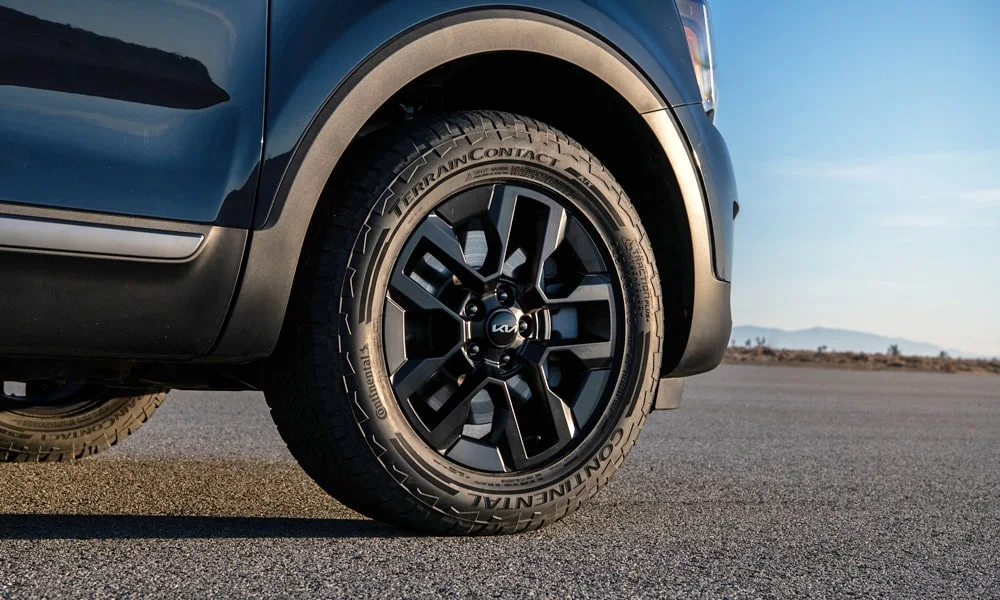 Фото KIA Telluride (2024) — колесо и диск. Дизайн спиц и профиль резины крупным планом. Индекс скорости и нагрузки читается на боковине шины KIA Telluride (2024) — колесо и диск