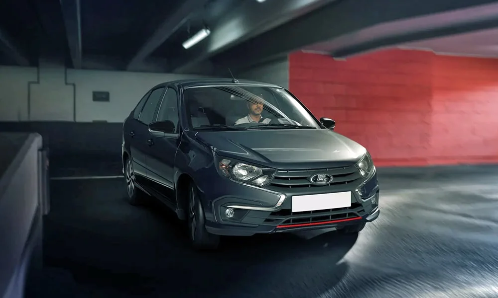 Фото LADA Granta Sportline Лифтбек (2023) — вид спереди, фото 2. Анфас: пропорции капота, посадка кузова и графика ходовых огней. Дневные ходовые огни включаются автоматически с запуском LADA Granta Sportline Лифтбек (2023) — вид спереди, фото 2