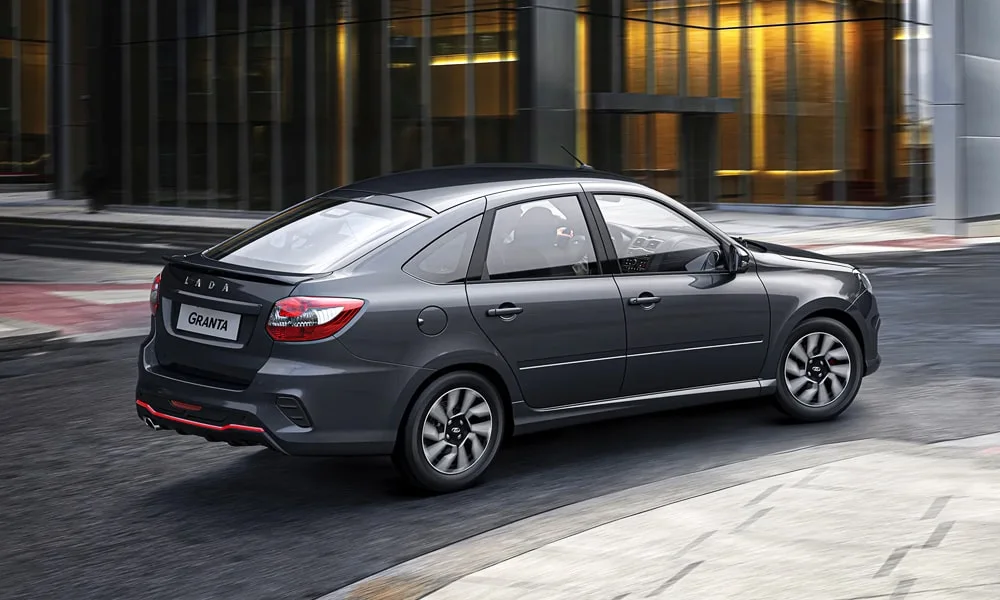 Фото LADA Granta Sportline Лифтбек (2023) — вид сзади. Графика фонарей, бампер и оформление пятой двери. Светодиодная полоса или раздельные секции — задняя оптика стала главным украшением кормы LADA Granta Sportline Лифтбек (2023) — вид сзади
