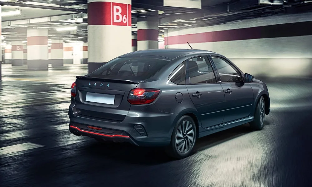 Фото LADA Granta Sportline Лифтбек (2023) — вид сзади, фото 2. Линия крыши, стойки и задняя дверь в сером исполнении. Светодиодная полоса или раздельные секции — задняя оптика стала главным украшением кормы LADA Granta Sportline Лифтбек (2023) — вид сзади, фото 2