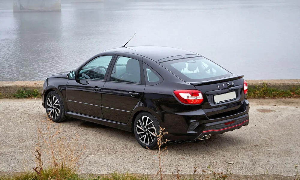 Фото LADA Granta Sportline Лифтбек (2023) — вид сзади, фото 3. Графика фонарей, бампер и оформление пятой двери. Насадки выхлопа или их имитация внизу бампера различают версии LADA Granta Sportline Лифтбек (2023) — вид сзади, фото 3