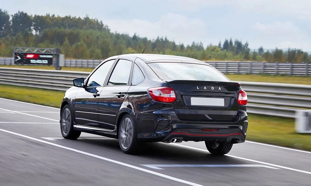 Фото LADA Granta Sportline Лифтбек (2023) — вид сзади, фото 4. Корма в чёрном цвете: графика фонарей и пластика пятой двери LADA Granta Sportline Лифтбек (2023) — вид сзади, фото 4