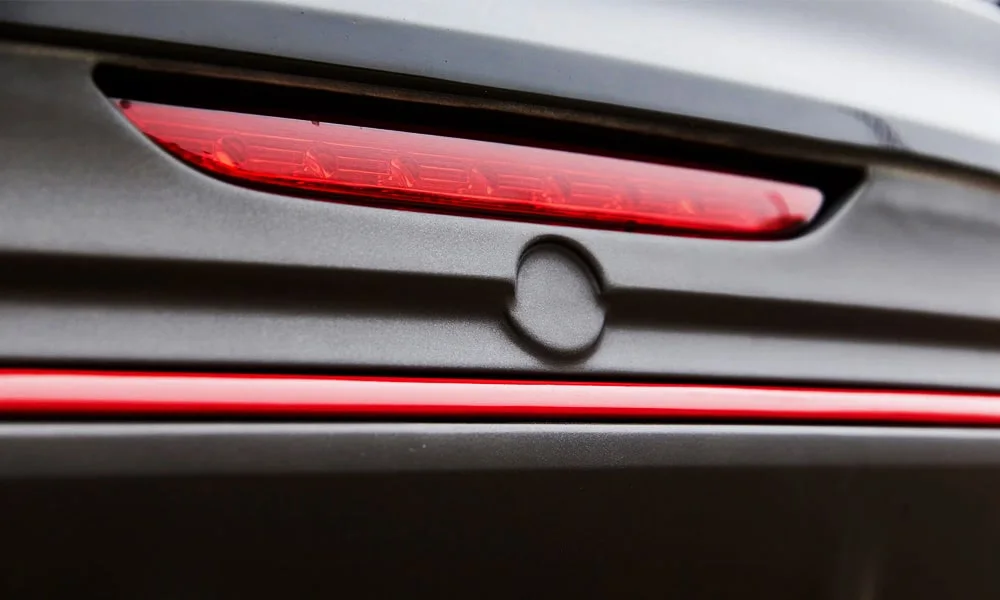 Фото LADA Granta Sportline Лифтбек (2023) — задние фонари, фото 2. Рассеиватель фонаря вблизи: компоновка секций габарита, стопа и поворотника LADA Granta Sportline Лифтбек (2023) — задние фонари, фото 2