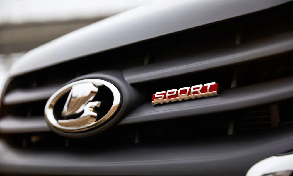 Фото LADA Granta Sport (2023) — эмблема. Логотип марки крупным планом LADA Granta Sport (2023) — эмблема