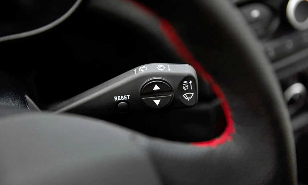 Фото LADA Granta Sport (2023) — подрулевой переключатель. Рычаг на рулевой колонке — управление без отрыва рук от руля. Сюда выносят свет и дворники, а у многих новых моделей — и селектор трансмиссии LADA Granta Sport (2023) — подрулевой переключатель