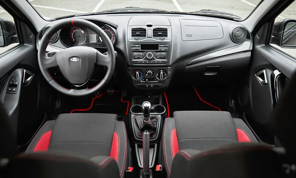 Фото LADA Granta Sport (2023) — передняя панель. Компоновка экранов, дефлекторов и консоли LADA Granta Sport (2023) — передняя панель