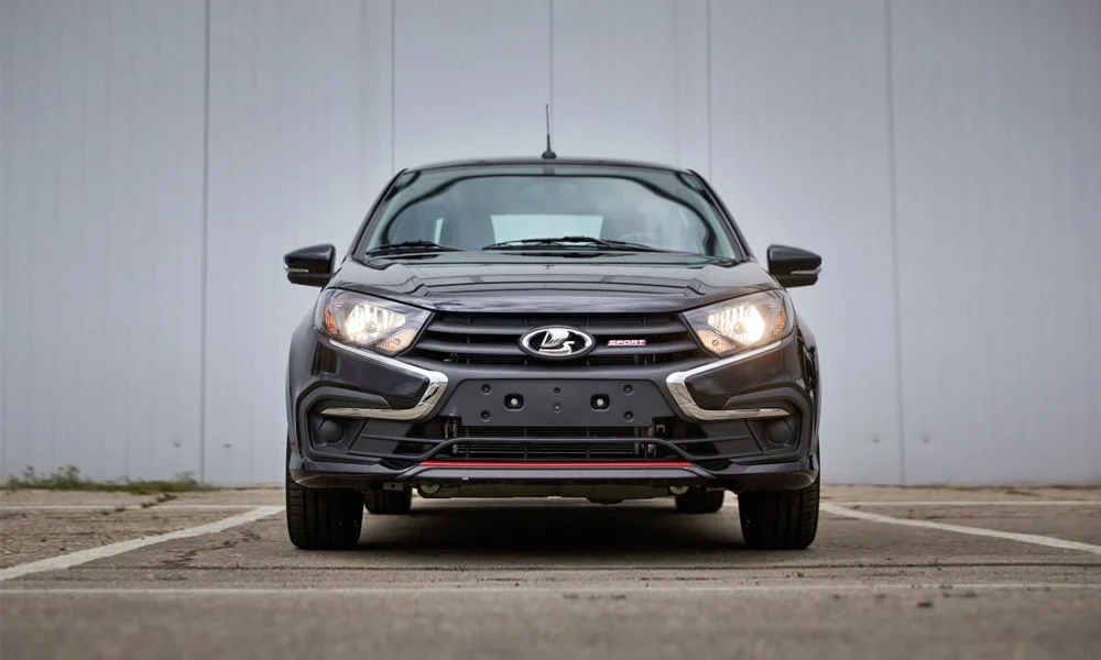 Фото LADA Granta Sport (2023) — вид спереди, фото 3. Чёрный кузов, строгая симметрия оптики — базовый ракурс знакомства с дизайном LADA Granta Sport (2023) — вид спереди, фото 3