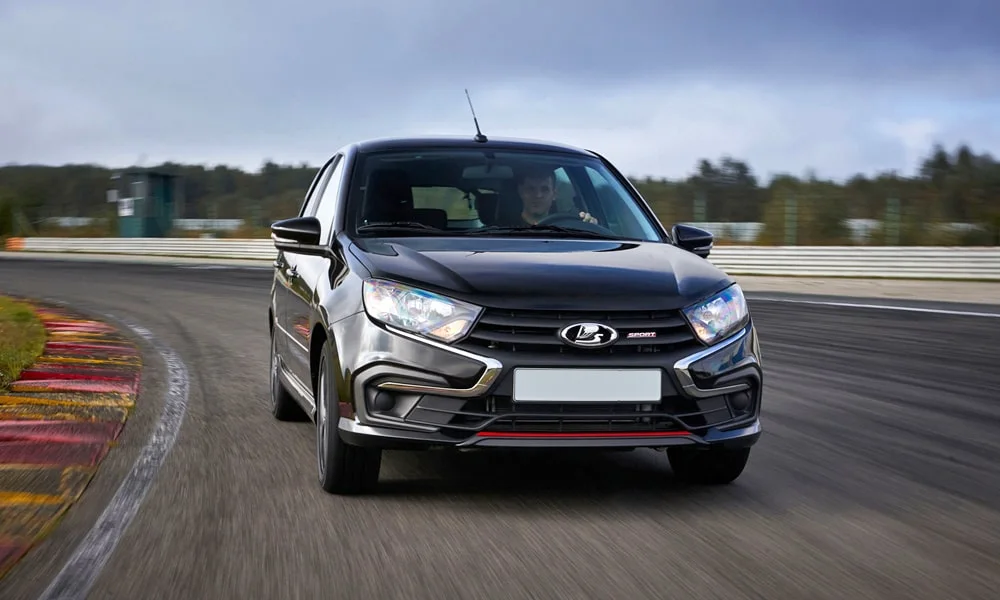 Фото LADA Granta Sport (2023) — вид спереди, фото 4. Анфас: пропорции капота, посадка кузова и графика ходовых огней LADA Granta Sport (2023) — вид спереди, фото 4