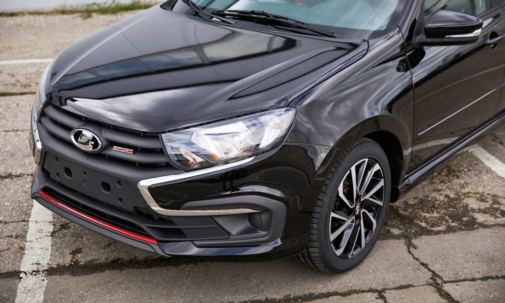 Фото LADA Granta Sport (2023) — вид спереди, фото 7. Оптика, решётка и бампер — первое впечатление о модели. Дневные ходовые огни включаются автоматически с запуском LADA Granta Sport (2023) — вид спереди, фото 7