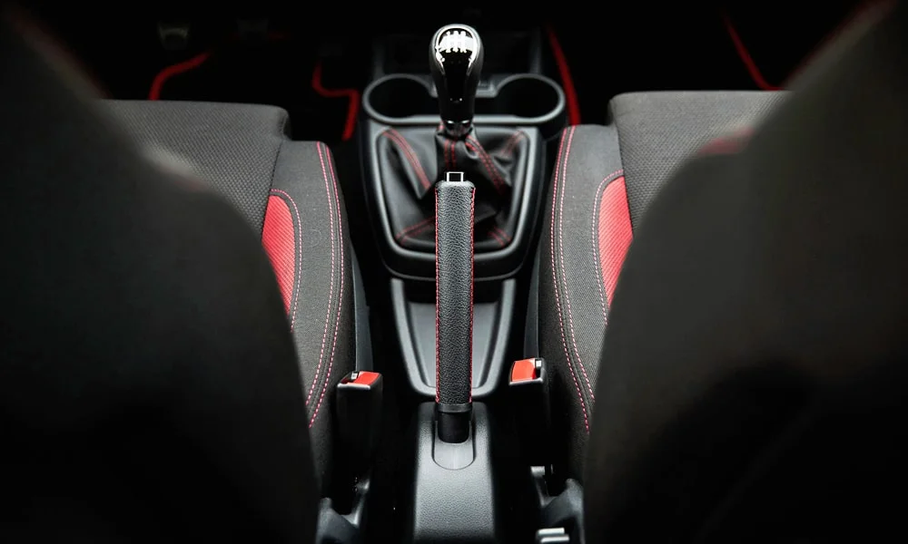 Фото LADA Granta Sport (2023) — селектор коробки передач, фото 3. Управление коробкой: компактный селектор освобождает место на тоннеле LADA Granta Sport (2023) — селектор коробки передач, фото 3