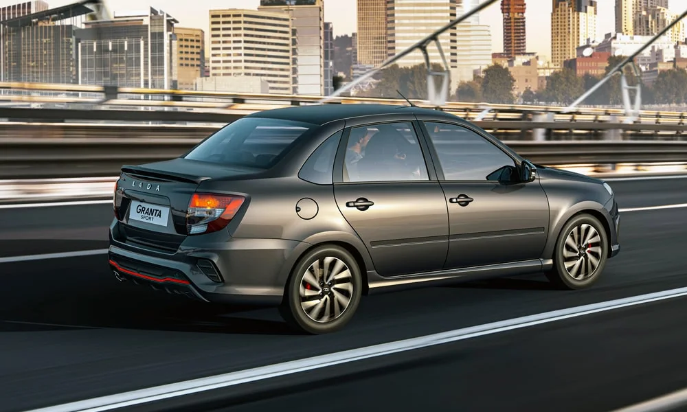 Фото LADA Granta Sport (2023) — вид сзади, фото 6. Линия крыши, стойки и задняя дверь в сером исполнении. Насадки выхлопа или их имитация внизу бампера различают версии LADA Granta Sport (2023) — вид сзади, фото 6