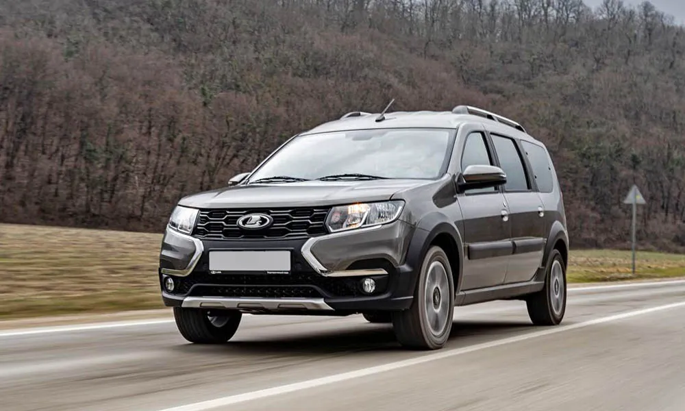 Фото LADA Largus Cross — вид спереди, фото 5. Анфас: пропорции капота, посадка кузова и графика ходовых огней LADA Largus Cross — вид спереди, фото 5