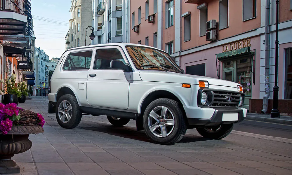 Фото LADA Niva Legend — вид спереди, фото 4. Оптика, решётка и бампер — первое впечатление о модели. Рисунок ходовых огней — подпись модели, по нему её узнают в потоке LADA Niva Legend — вид спереди, фото 4