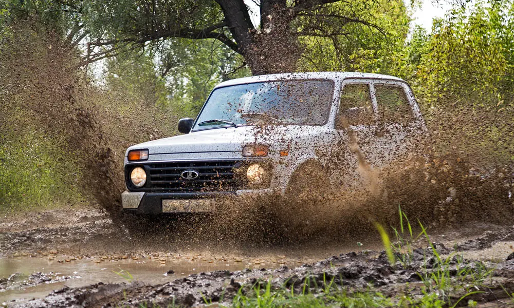 Фото LADA Niva Legend — вид спереди, фото 8. Оптика, решётка и бампер — первое впечатление о модели. Рисунок ходовых огней — подпись модели, по нему её узнают в потоке LADA Niva Legend — вид спереди, фото 8