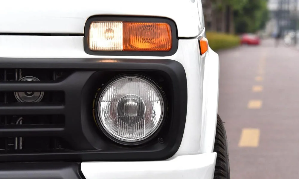 Фото LADA Niva Legend — передняя оптика. Линзы и секции ходовых огней крупным планом LADA Niva Legend — передняя оптика