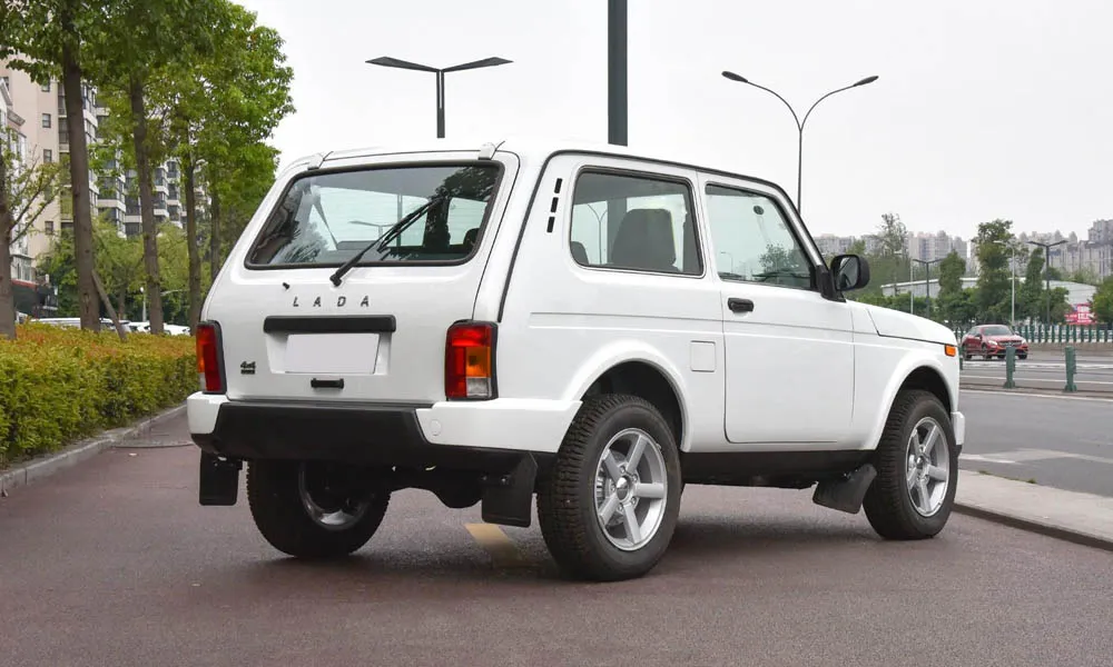 Фото LADA Niva Legend — вид сзади. Линия крыши, стойки и задняя дверь в белом исполнении. Насадки выхлопа или их имитация внизу бампера различают версии LADA Niva Legend — вид сзади