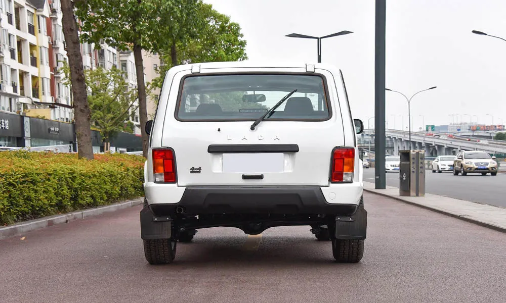Фото LADA Niva Legend — вид сзади, фото 2. Корма в белом цвете: графика фонарей и пластика пятой двери LADA Niva Legend — вид сзади, фото 2