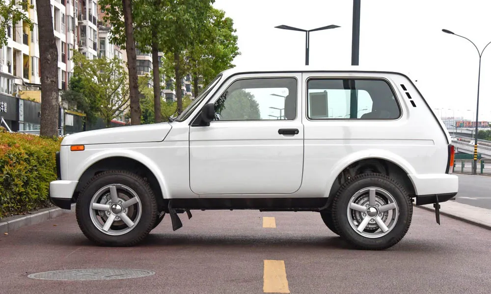 Фото LADA Niva Legend — вид сбоку. Профиль в белом цвете: соотношение колёсной базы и свесов LADA Niva Legend — вид сбоку