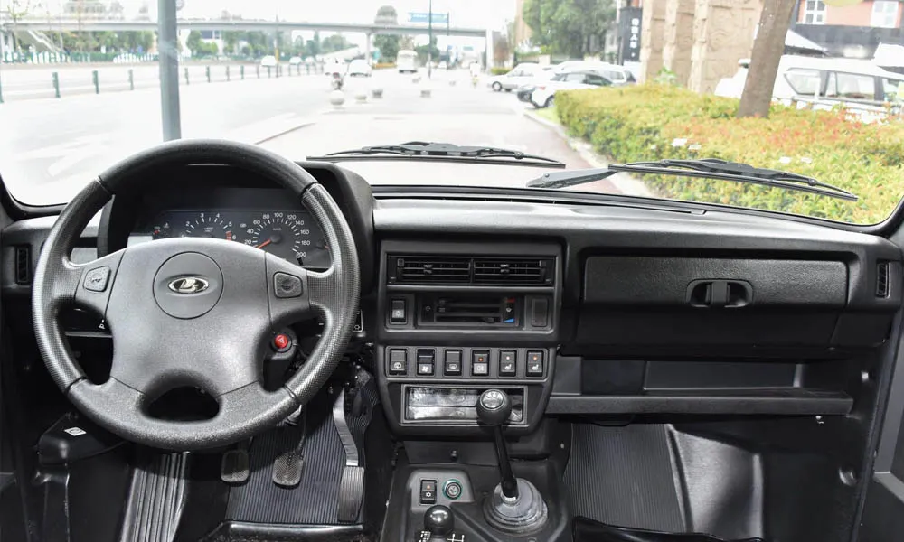 Фото LADA Niva Legend — руль. Обшивка обода и компоновка спиц крупным планом. Клавиши на спицах управляют медиа, круизом и ассистентами — руки остаются на руле LADA Niva Legend — руль