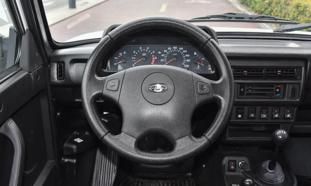 Фото LADA Niva Legend — руль, фото 2. Обшивка обода и компоновка спиц крупным планом. Обогрев обода — опция, которую оценят зимой LADA Niva Legend — руль, фото 2