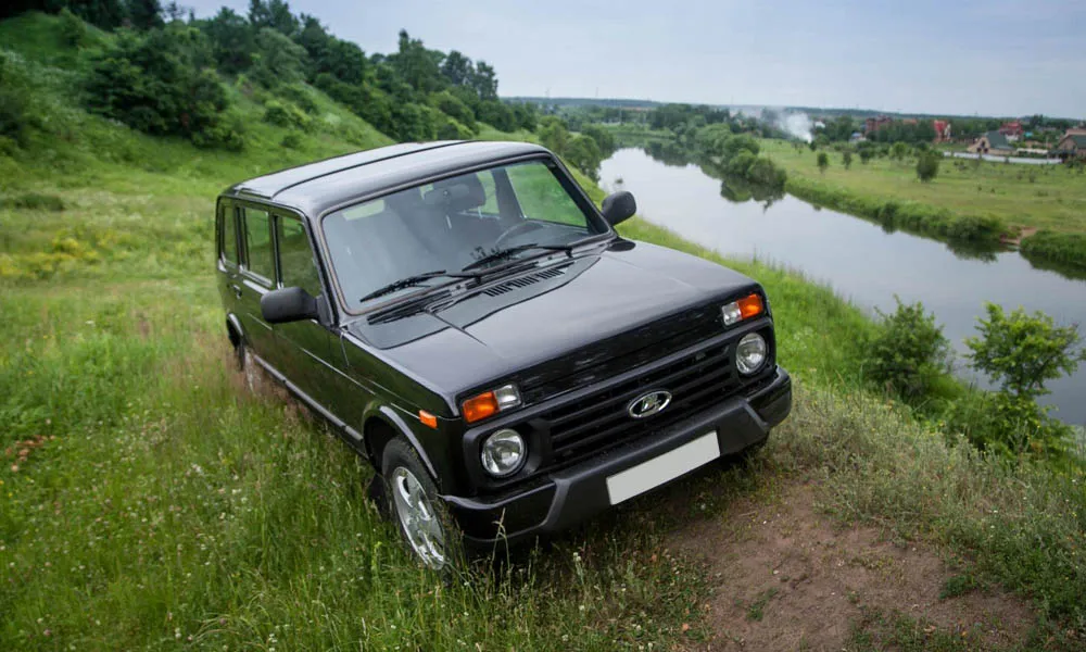 Фото LADA Niva Legend — вид спереди, фото 12. Передок в чёрном исполнении — крупная светотехника и выразительный бампер LADA Niva Legend — вид спереди, фото 12