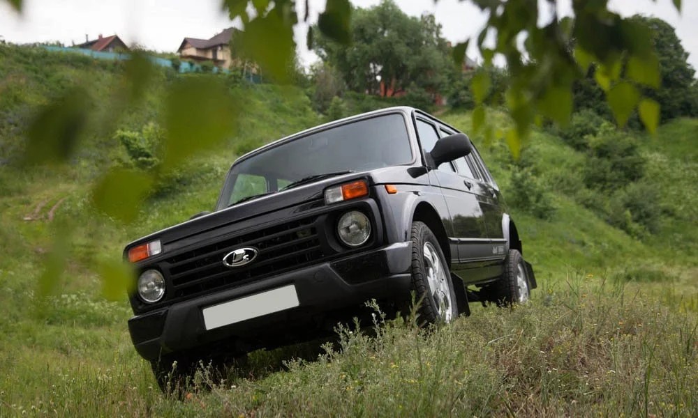 Фото LADA Niva Legend — вид спереди, фото 13. Передок в чёрном исполнении — крупная светотехника и выразительный бампер. Рисунок ходовых огней — подпись модели, по нему её узнают в потоке LADA Niva Legend — вид спереди, фото 13