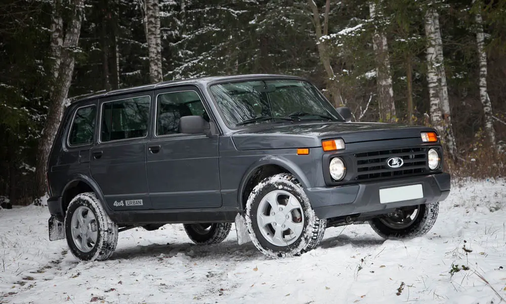 Фото LADA Niva Legend — вид спереди, фото 14. Кузов в сером цвете: рисунок оптики и решётки задаёт узнаваемое «лицо» модели LADA Niva Legend — вид спереди, фото 14