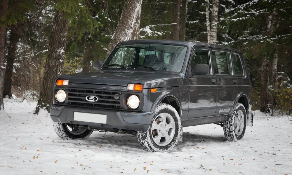 Фото LADA Niva Legend — вид спереди, фото 15. Анфас: пропорции капота, посадка кузова и графика ходовых огней LADA Niva Legend — вид спереди, фото 15
