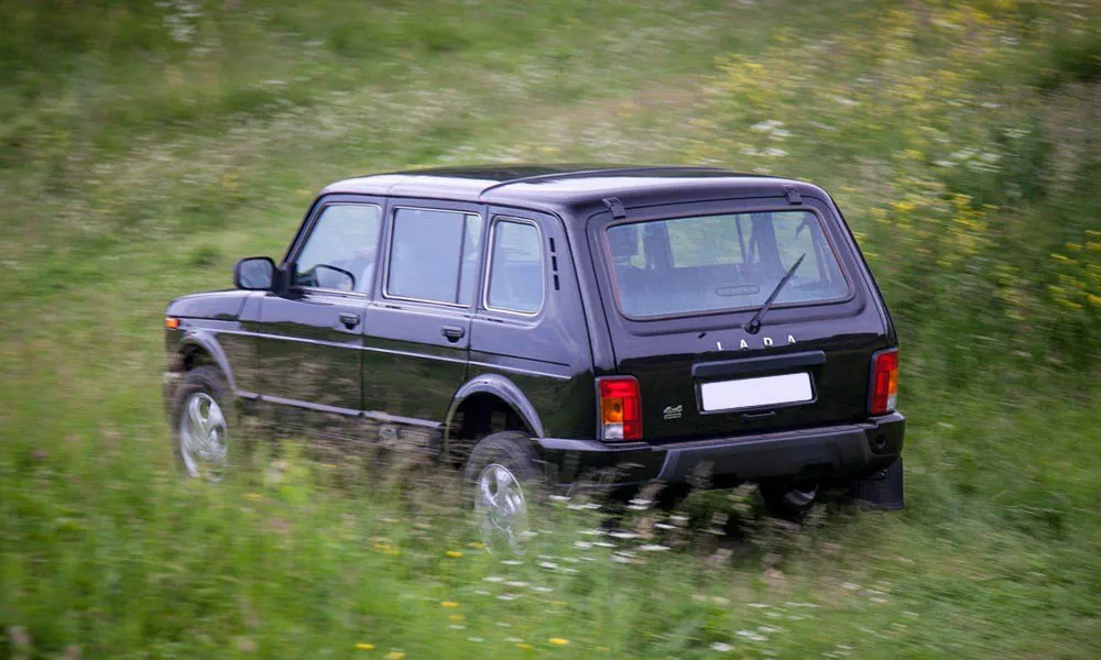 Фото LADA Niva Legend — вид сзади, фото 9. Графика фонарей, бампер и оформление пятой двери. Светодиодная полоса или раздельные секции — задняя оптика стала главным украшением кормы LADA Niva Legend — вид сзади, фото 9