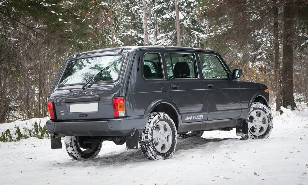 Фото LADA Niva Legend — вид сзади, фото 11. Серый кузов сзади — фонари и бампер определяют ночной образ модели. Светодиодная полоса или раздельные секции — задняя оптика стала главным украшением кормы LADA Niva Legend — вид сзади, фото 11