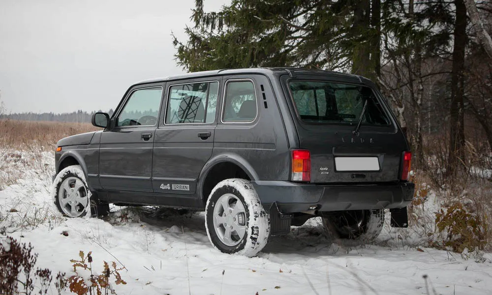 Фото LADA Niva Legend — вид сзади, фото 12. Графика фонарей, бампер и оформление пятой двери. Светодиодная полоса или раздельные секции — задняя оптика стала главным украшением кормы LADA Niva Legend — вид сзади, фото 12