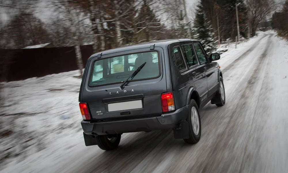 Фото LADA Niva Legend — вид сзади, фото 13. Линия крыши, стойки и задняя дверь в сером исполнении. Насадки выхлопа или их имитация внизу бампера различают версии LADA Niva Legend — вид сзади, фото 13