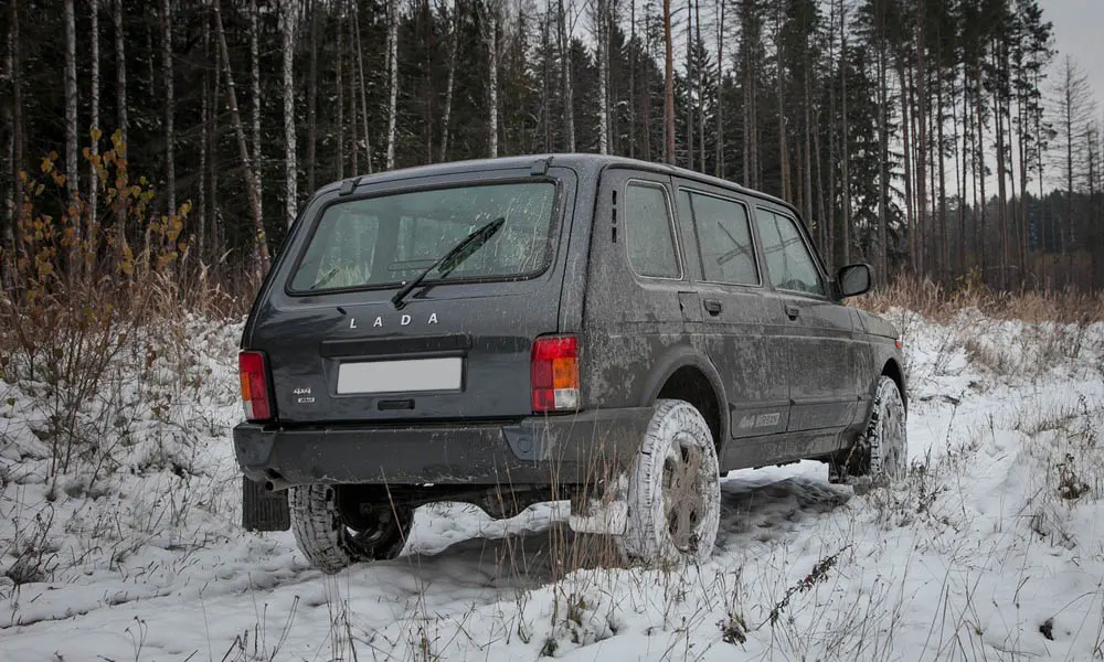Фото LADA Niva Legend — вид сзади, фото 14. Корма в сером цвете: графика фонарей и пластика пятой двери LADA Niva Legend — вид сзади, фото 14