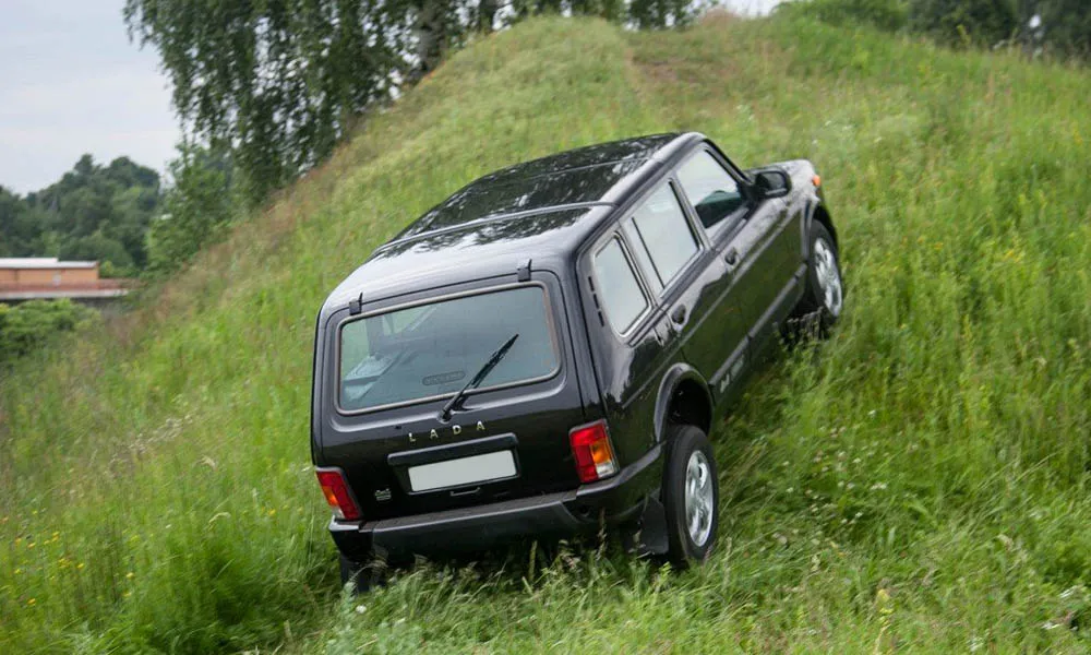 Фото LADA Niva Legend — крыша, фото 4. Крыша сверху: остекление, рейлинги и антенна-плавник LADA Niva Legend — крыша, фото 4