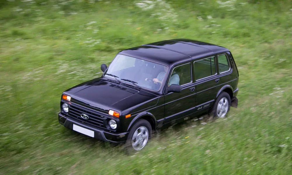 Фото LADA Niva Legend — крыша, фото 5. Крыша сверху: остекление, рейлинги и антенна-плавник LADA Niva Legend — крыша, фото 5