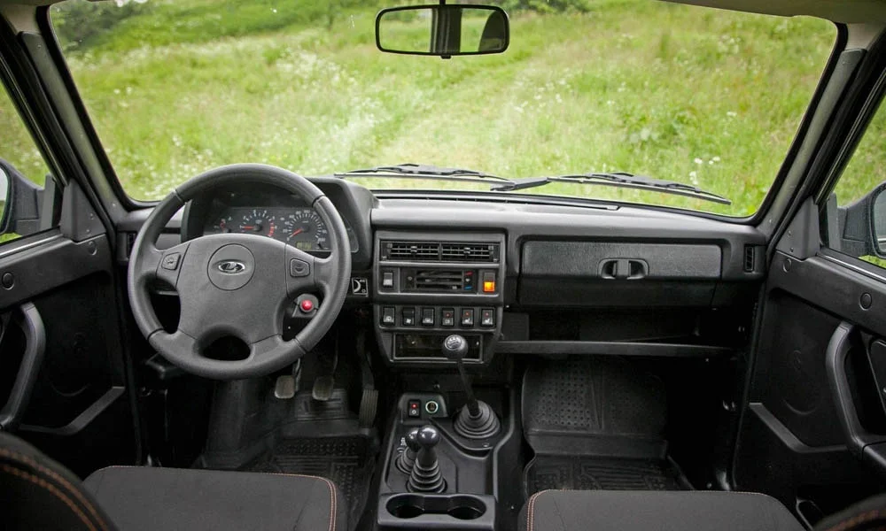 Фото LADA Niva Legend — руль, фото 5. Обшивка обода и компоновка спиц крупным планом. Правильная посадка: руки на «9 и 3», приборы читаются поверх обода LADA Niva Legend — руль, фото 5