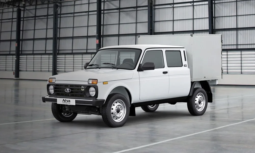 Фото LADA Niva Legend Фургон — вид спереди, фото 5. Передок в белом исполнении — крупная светотехника и выразительный бампер. Дневные ходовые огни включаются автоматически с запуском LADA Niva Legend Фургон — вид спереди, фото 5