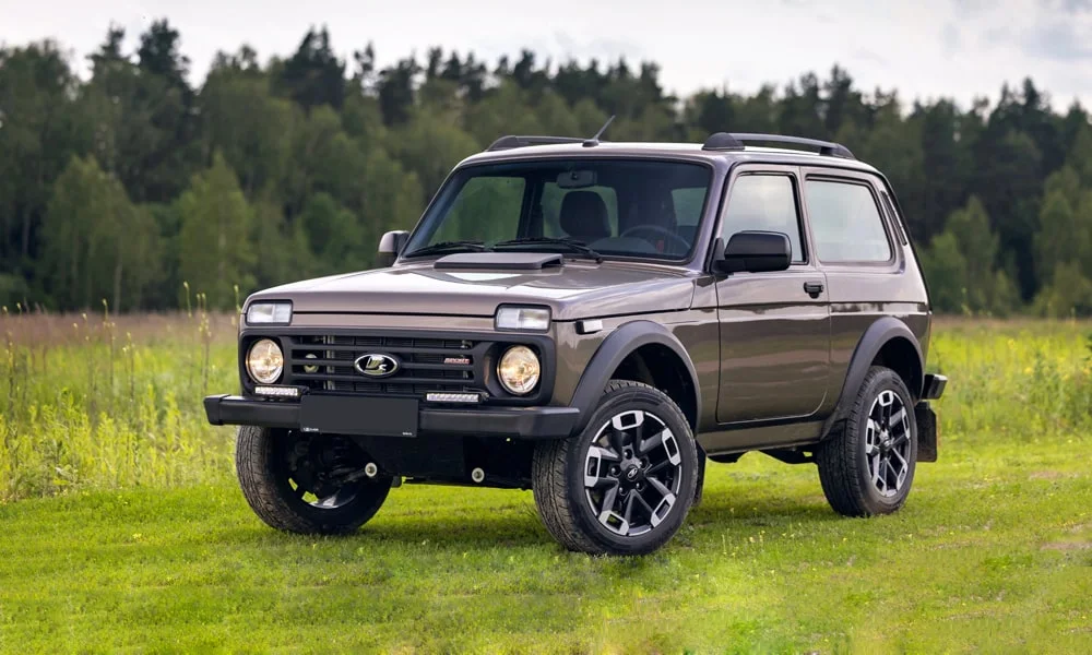 Фото LADA Niva Sport (2025) — вид спереди. Анфас: пропорции капота, посадка кузова и графика ходовых огней. Рисунок ходовых огней — подпись модели, по нему её узнают в потоке LADA Niva Sport (2025) — вид спереди