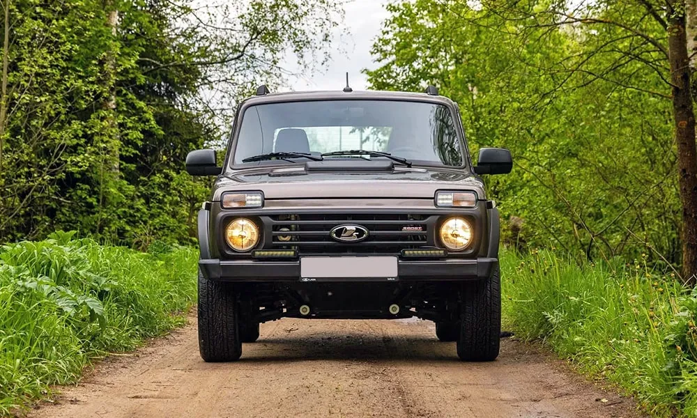 Фото LADA Niva Sport (2025) — вид спереди, фото 2. Анфас: пропорции капота, посадка кузова и графика ходовых огней. Рисунок ходовых огней — подпись модели, по нему её узнают в потоке LADA Niva Sport (2025) — вид спереди, фото 2