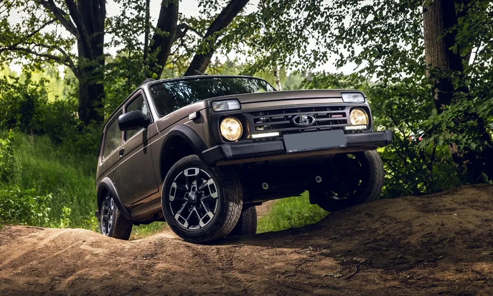 Фото LADA Niva Sport (2025) — вид спереди, фото 3. Коричневый кузов, строгая симметрия оптики — базовый ракурс знакомства с дизайном LADA Niva Sport (2025) — вид спереди, фото 3