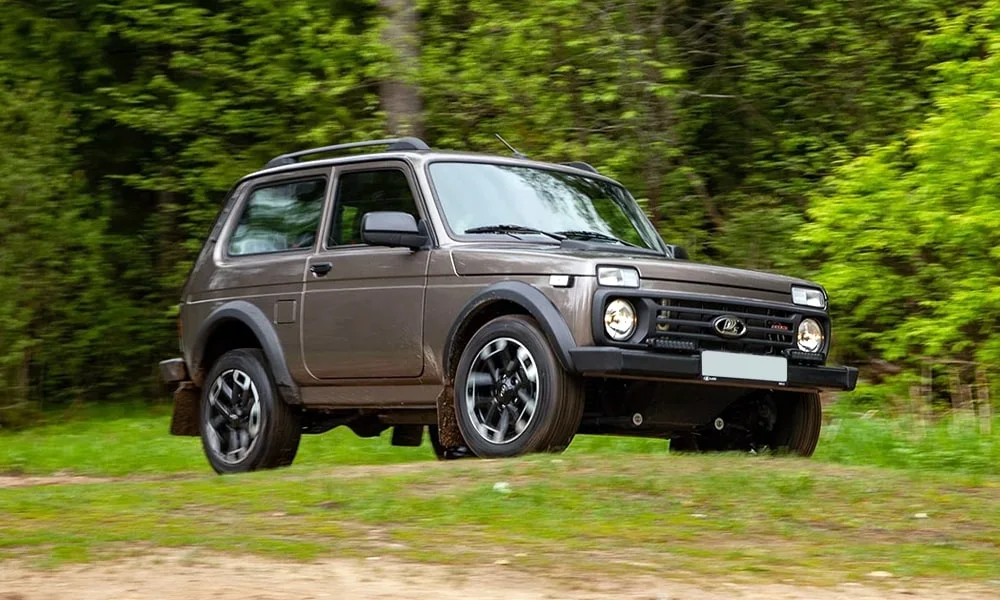 Фото LADA Niva Sport (2025) — вид спереди, фото 10. Кузов в коричневом цвете: рисунок оптики и решётки задаёт узнаваемое «лицо» модели LADA Niva Sport (2025) — вид спереди, фото 10