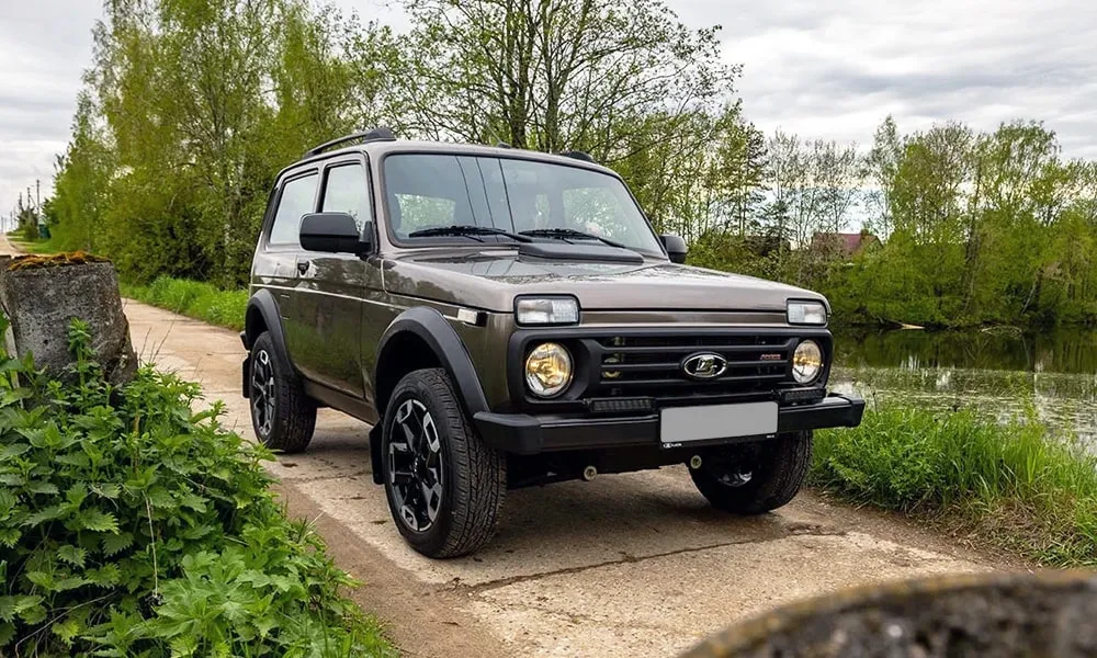 Фото LADA Niva Sport (2025) — вид спереди, фото 13. Анфас: пропорции капота, посадка кузова и графика ходовых огней. Рисунок ходовых огней — подпись модели, по нему её узнают в потоке LADA Niva Sport (2025) — вид спереди, фото 13