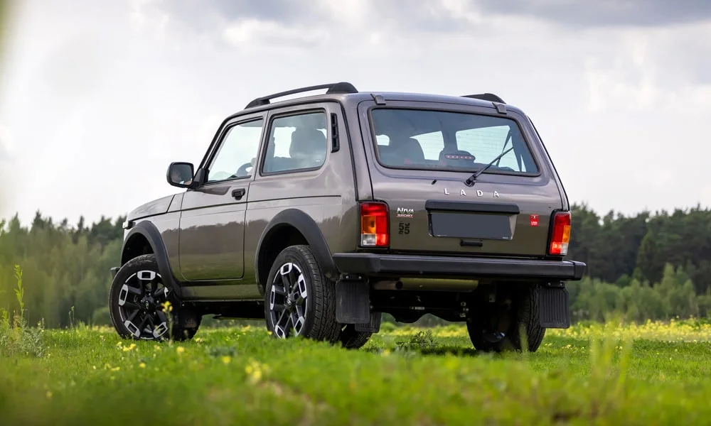 Фото LADA Niva Sport (2025) — вид сзади. Графика фонарей, бампер и оформление пятой двери. Насадки выхлопа или их имитация внизу бампера различают версии LADA Niva Sport (2025) — вид сзади