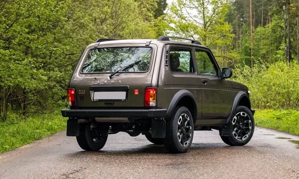 Фото LADA Niva Sport (2025) — вид сзади, фото 2. Линия крыши, стойки и задняя дверь в коричневом исполнении. Насадки выхлопа или их имитация внизу бампера различают версии LADA Niva Sport (2025) — вид сзади, фото 2