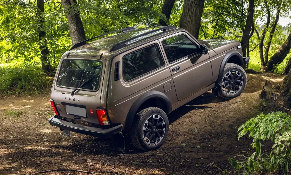 Фото LADA Niva Sport (2025) — вид сзади, фото 3. Коричневый кузов сзади — фонари и бампер определяют ночной образ модели LADA Niva Sport (2025) — вид сзади, фото 3