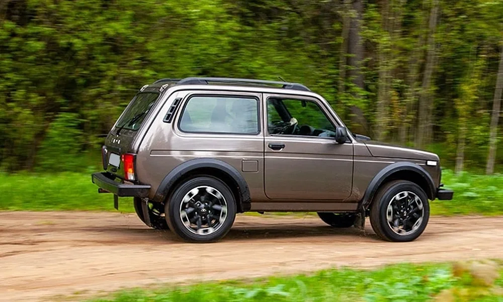 Фото LADA Niva Sport (2025) — вид сзади, фото 4. Графика фонарей, бампер и оформление пятой двери. Насадки выхлопа или их имитация внизу бампера различают версии LADA Niva Sport (2025) — вид сзади, фото 4